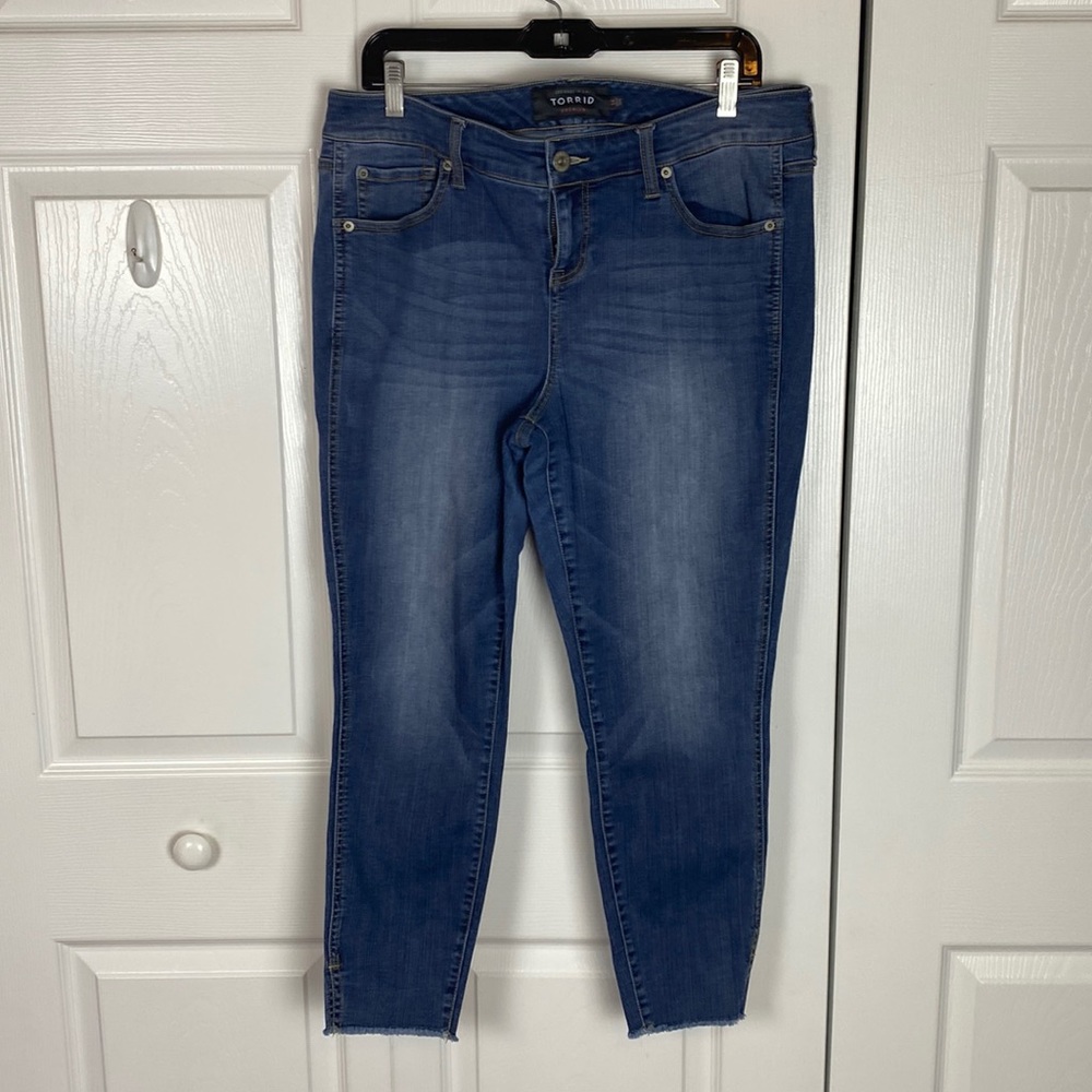 Torrid Ultra Skinny High Rise Blue Cropped Frayed Hem Jeans size 14